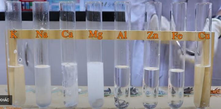 Thí nghiệm sulfuric acid loãng tác dụng với kim loại