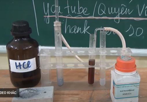 Thí nghiệm hydrogen sulfide gas làm mất màu dung dịch thuốc tím