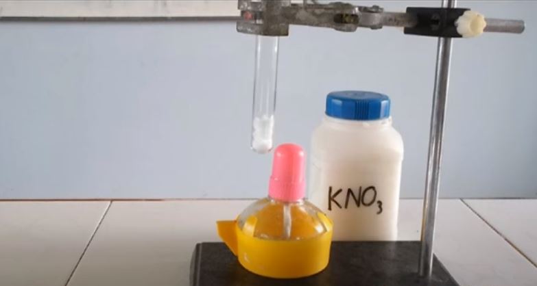 Thí nghiệm nhiệt phân muối potassium nitrate