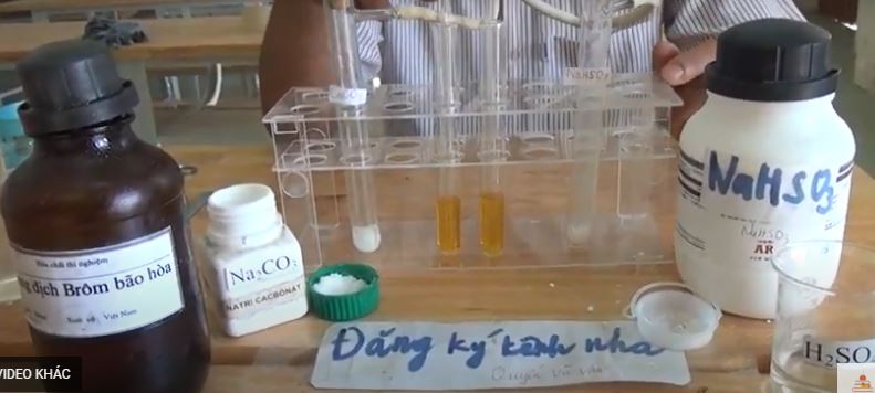 Thí nghiệm sulfur oxide gas tác dụng với dung dịch bromine