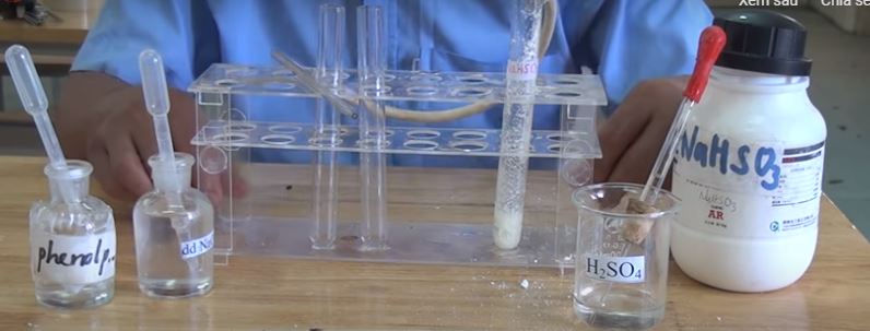 Thí nghiệm sulfur dioxide gas tác dụng với dung dịch sodium hydroxide