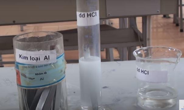 Thí nghiệm aluminum tác dụng với hydrochloric acid