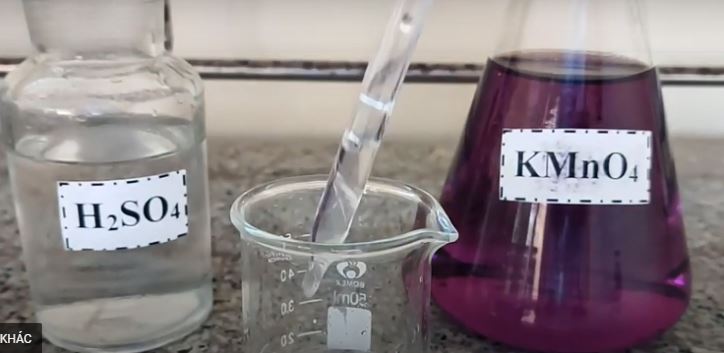 Thí nghiệm iron (II) sulphate bị oxi hóa bởi dung dịch potassium permanganate trong môi trường acid
