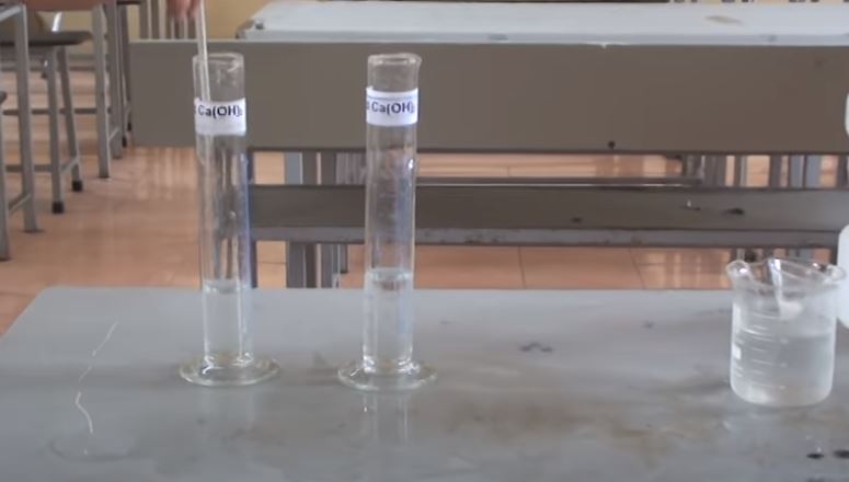 Thí nghiệm carbon dioxide tác dụng với dung dịch calcium hydroxide