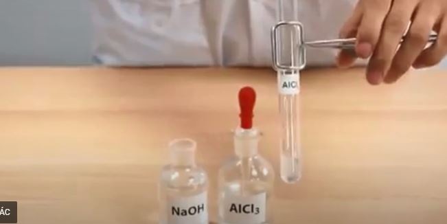 Thí nghiệm dung dịch aluminum chloride tác dụng với dung dịch base