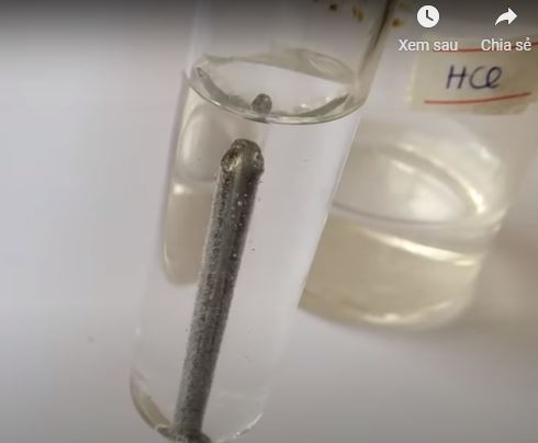 Thí nghiệm iron tác dụng với dung dịch  hydrochloric acid