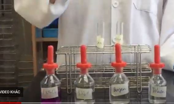 Thí nghiệm của benzene, toluene tác dụng với dung dịch thuốc tím