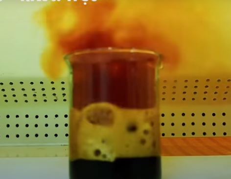 Thí nghiệm iron tác dụng với dung dịch  nitric acid