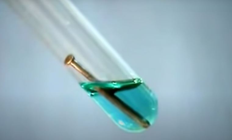 Thí nghiệm iron tác dụng với dung dịch copper (II) sulphate