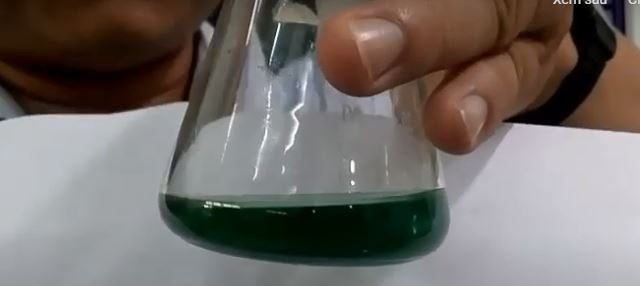 Thí nghiệm iron (II) sulphate tác dụng với dung dịch potassium dichromate trong môi trường axit