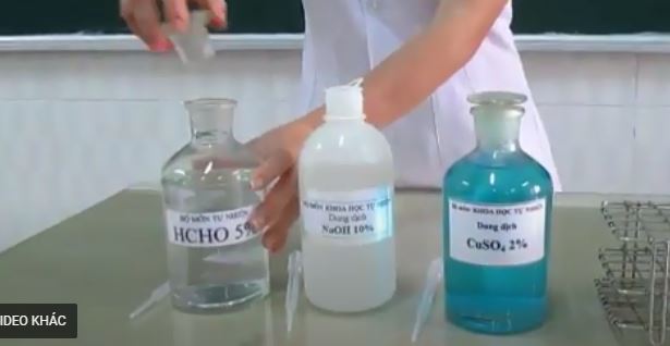 Thí nghiệm oxi hóa formic aldehydes bằng copper(II) hydroxide trong dung dịch sodium hydroxide