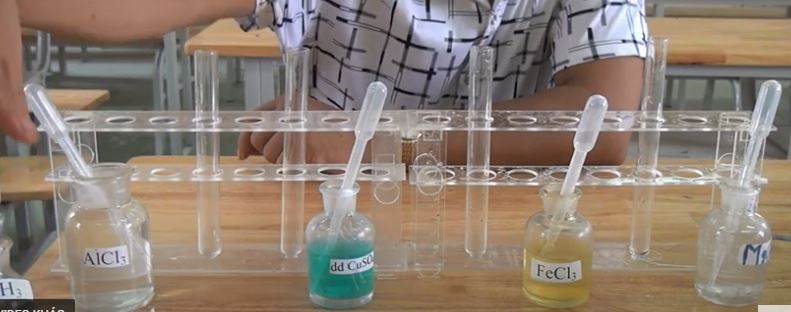 Thí nghiệm dung dịch ammonia  tác dụng với dung dịch muối