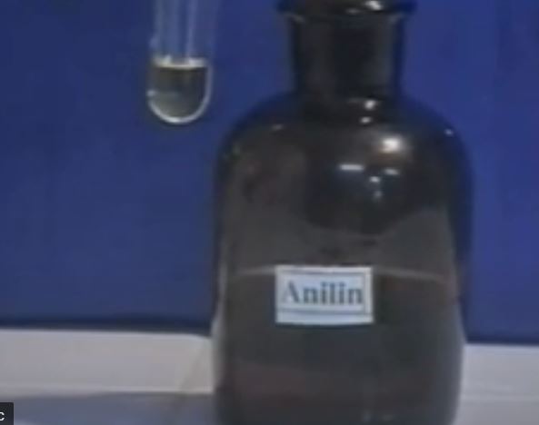 Thí nghiệm aniline tác dụng với nước bromine