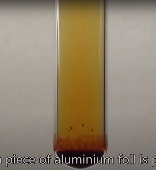 Thí nghiệm aluminum tác dụng với bromine